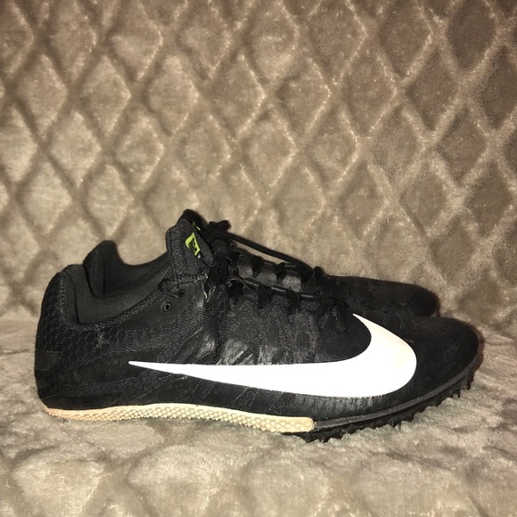 girls running spikes